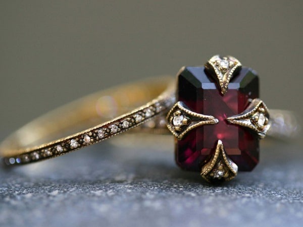 anillo con diamantes y rubí gótico