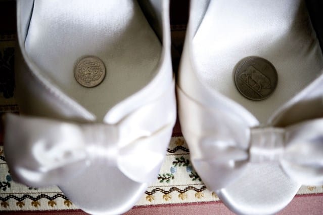 monedas en zapatos de novia en Suecia