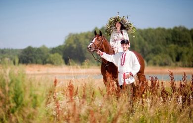 pareja en ropa tradicional rusa