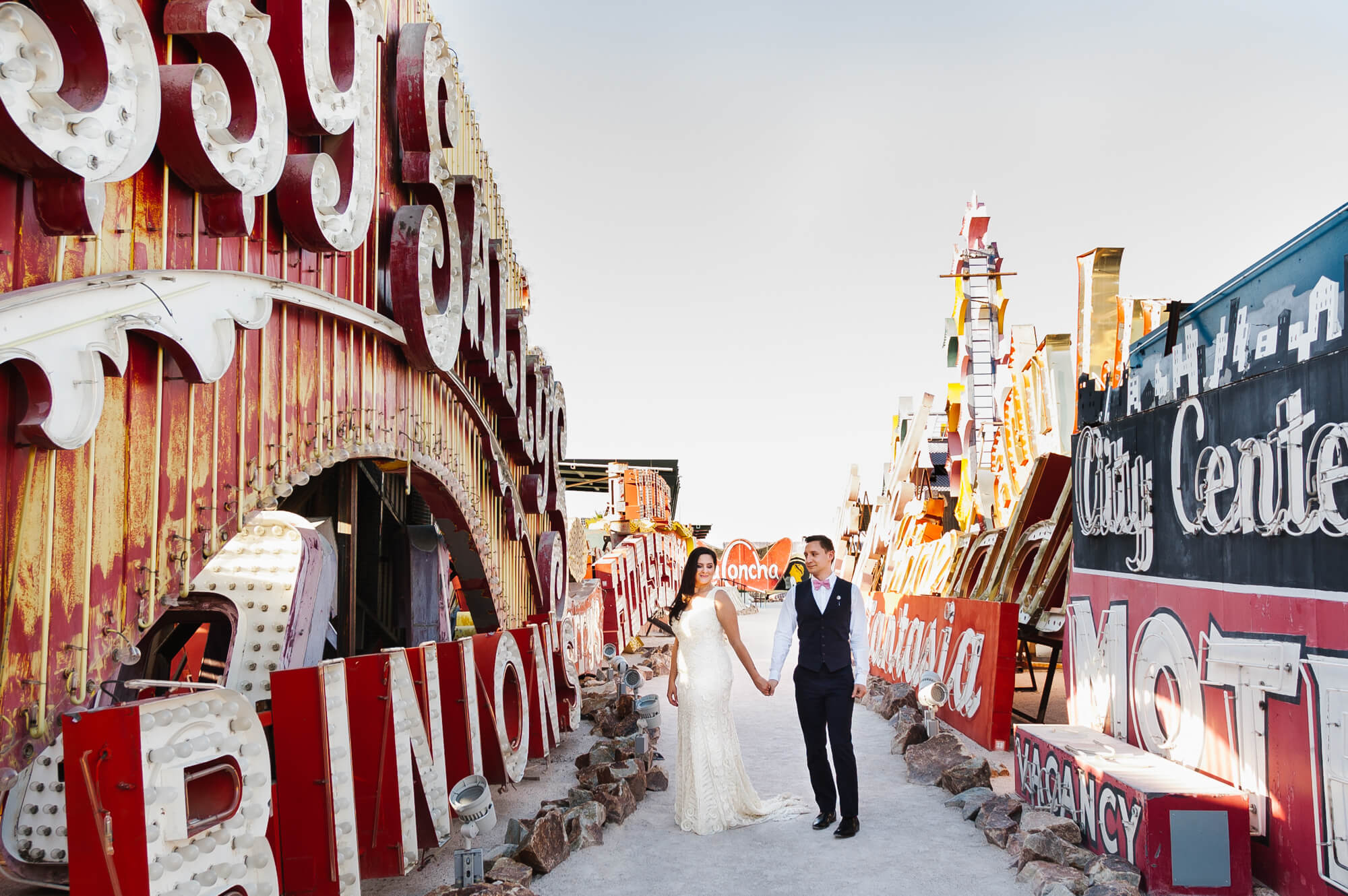 boda las vegas Las Vegas Neon Museum Wedding : Siobhan & Lee