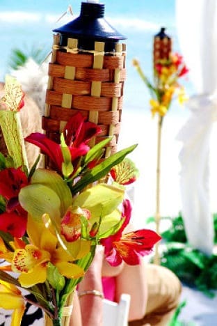 Flores para decoración de boda hawaiana
