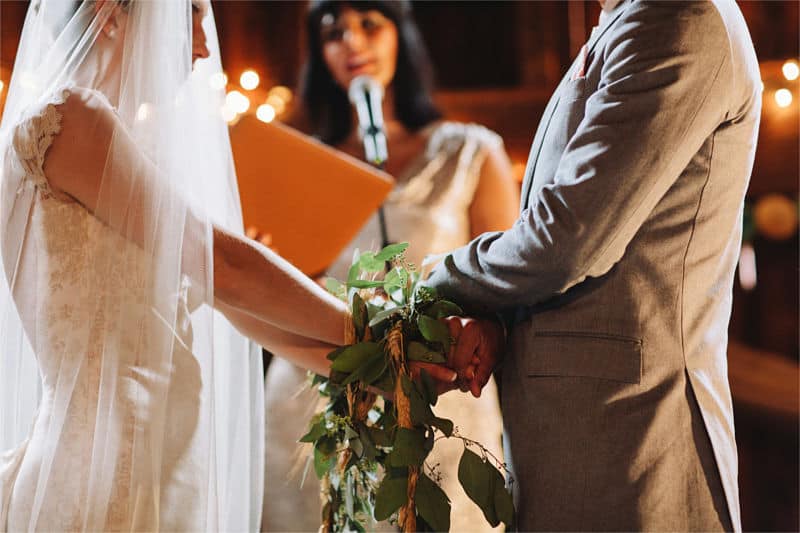 Ritual de la unión de manos en una boda celta