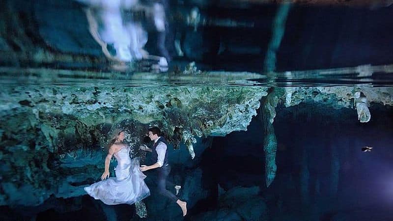 Recién casados bajo el agua