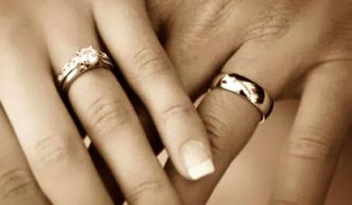 Como van acomodados los anillos de matrimonio y online compromiso