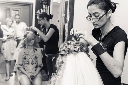 Novia preparándose en peluquería