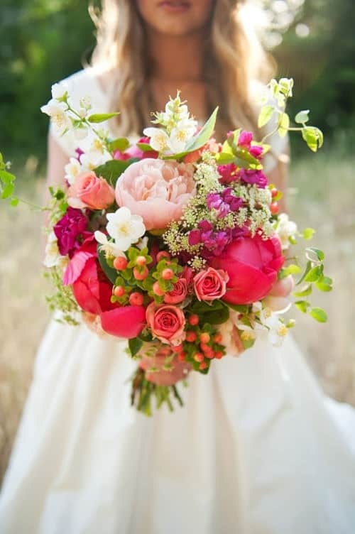 Ramo de novia asimétrico con flores variadas