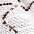 Biblia y rosario de boda