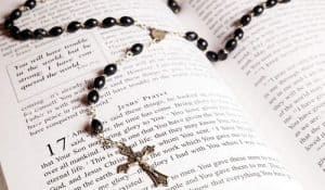 Biblia y rosario de boda