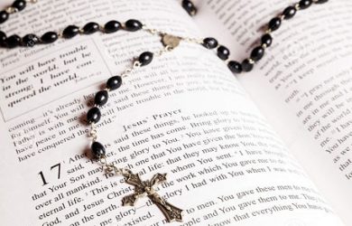 Biblia y rosario de boda