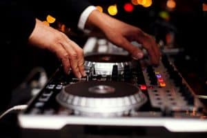 Dj pinchando música en boda