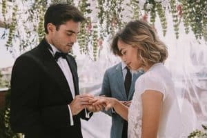 Intercambio de anillos en una boda civil