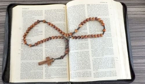 La Biblia y el rosario para orar