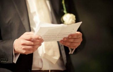 Leyendo un discurso en una boda