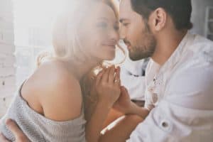Pareja de enamorados conociéndose