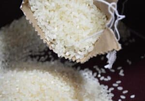 ¿Por qué se tira arroz en las bodas?