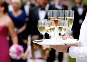 ¿Cómo comprar alcohol a granel para tu boda casera?
